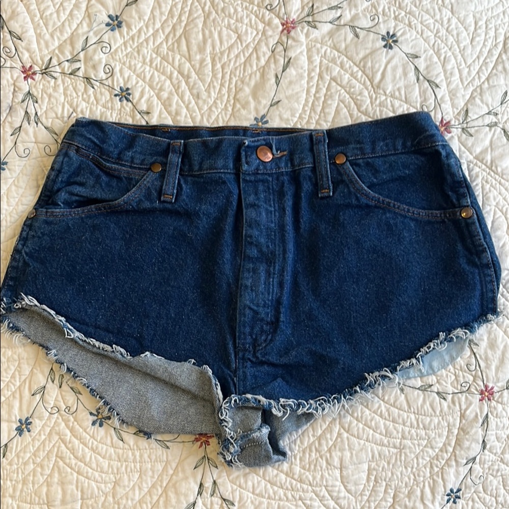 20% OFF BUNDLES! Wrangler Denim Cut off shorts. Blue. 32